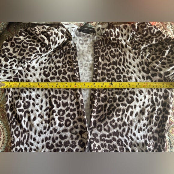 NWOT LADIES SIZE MEDIUM CARDIGAN IN BLACK & WHITE ANIMAL PRINT W/ BLACK BUTTONS - Picture 4 of 4